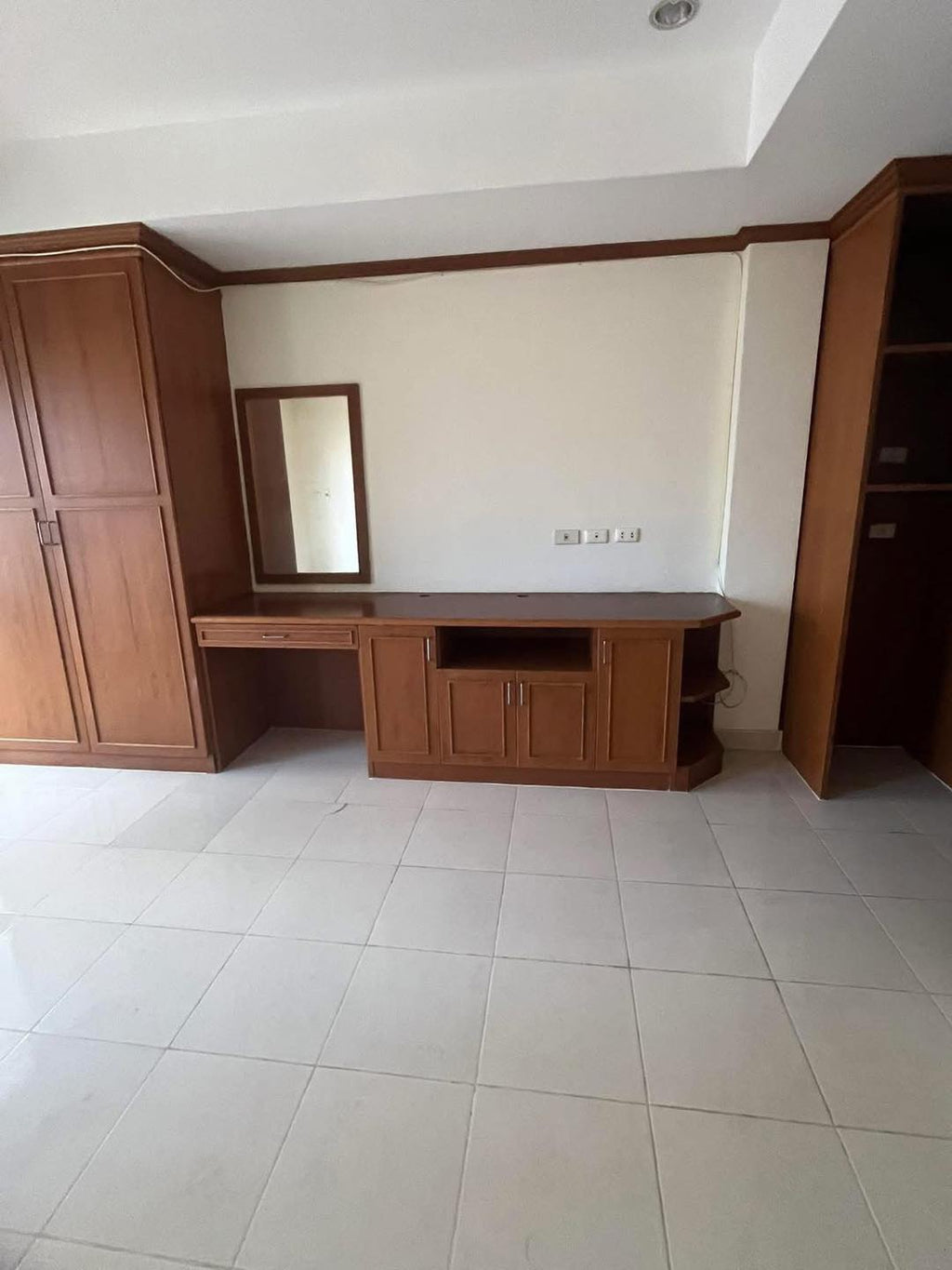 Commercial Building for Rent – 2 Units, 3 Floors, Pattaya 3rd Road