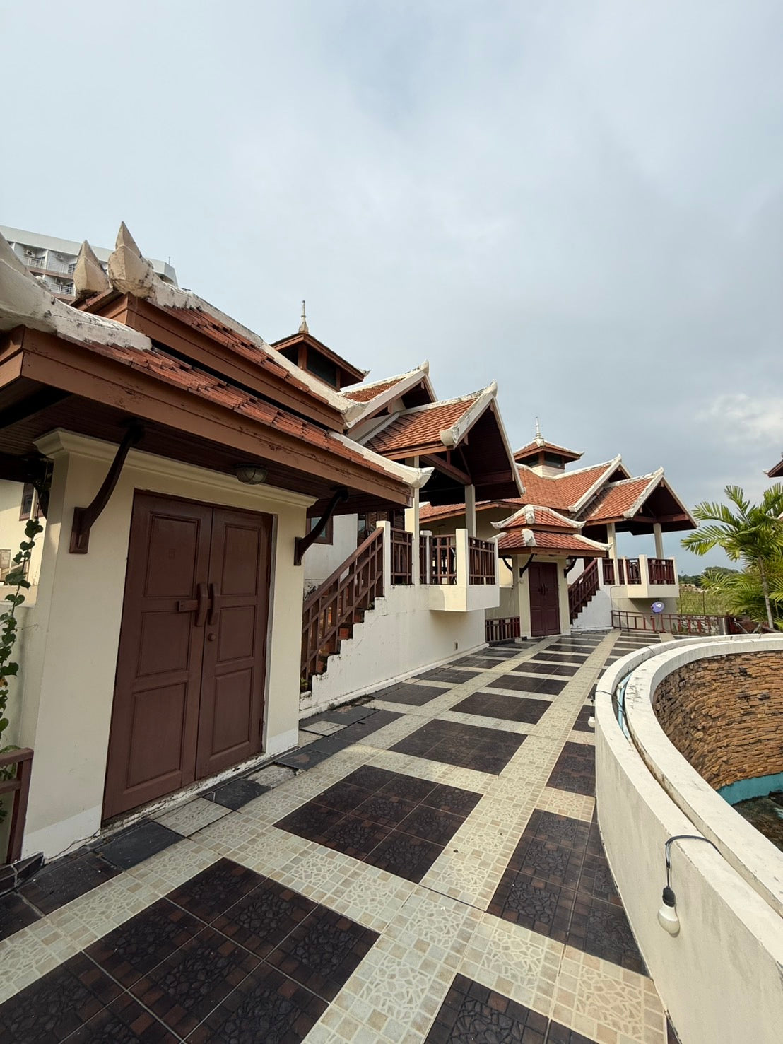 Thai–Bali Resort for Rent – 13 Villas, 32 Rooms Near Jomtien Beach